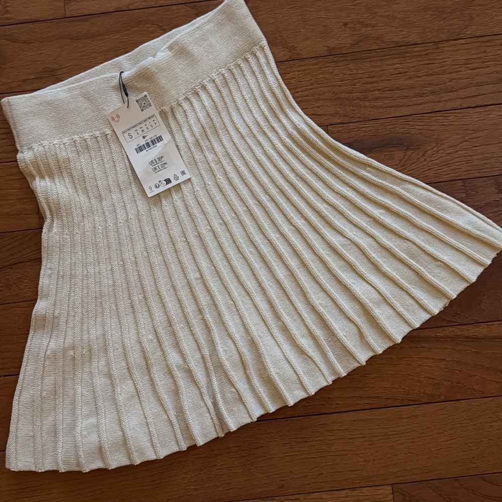ZARA Beige Pleated Skirt. BRAND NEW WITH TAGS